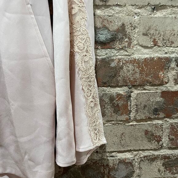 NWT BCBGMAXAZRIA NWT Gabi Dusty Pink Bell Sleeve Romper Size 2 - Picture 4 of 9